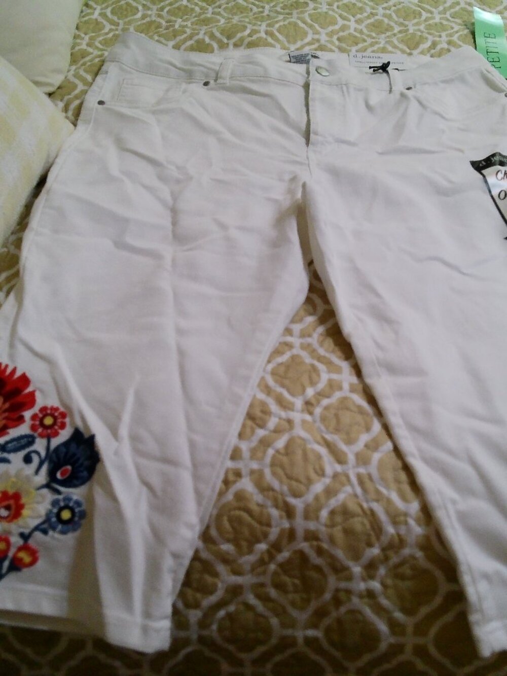 D JEANS 16 PETITE NWT WHITE WITH FLORAL  CAPRI
